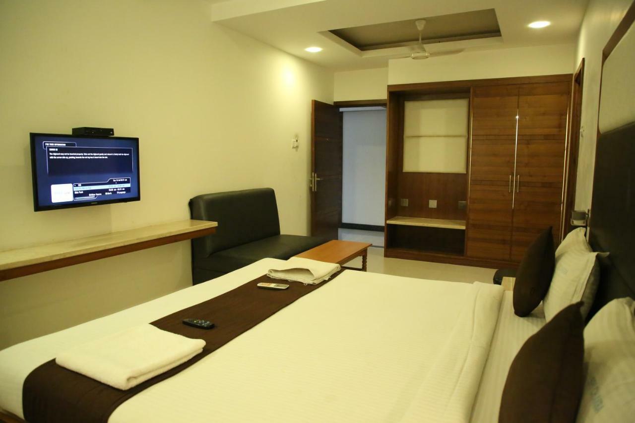 Sri Chakra Hotel *